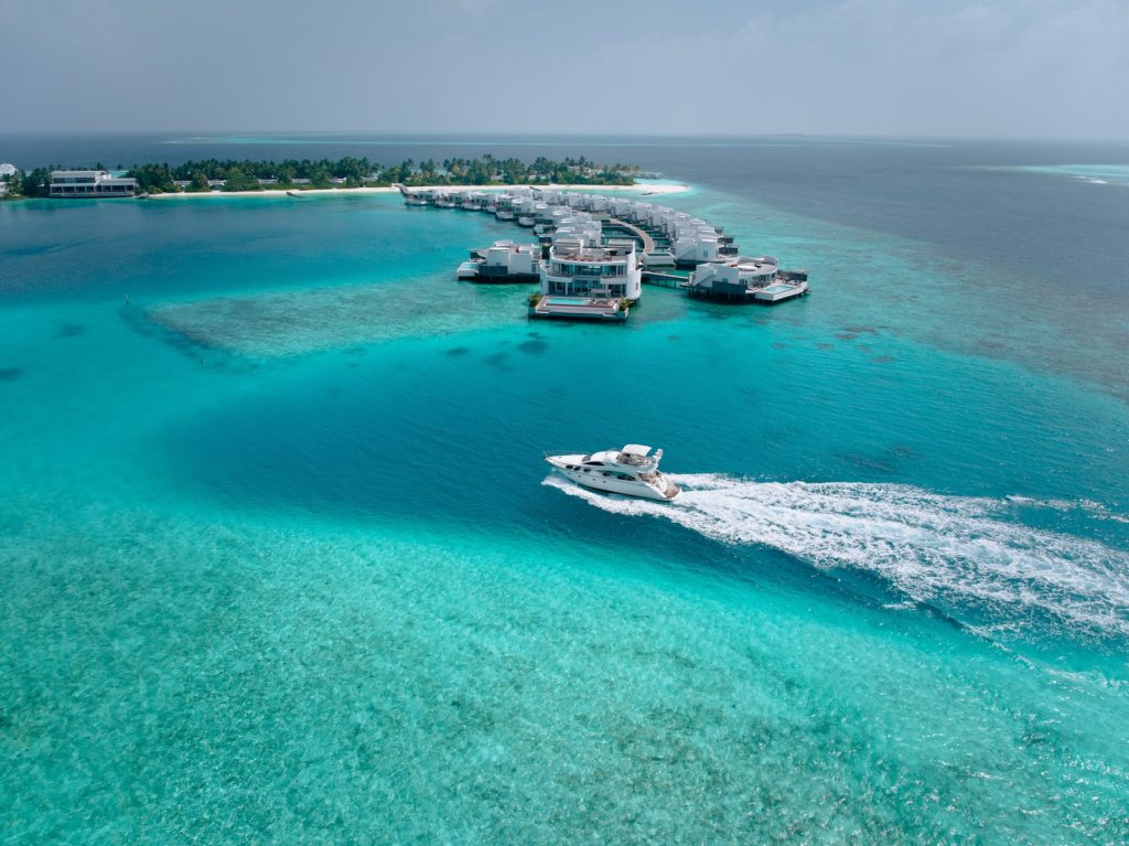 Jumeirah Olhahali Island_Island Aerial with Yacht